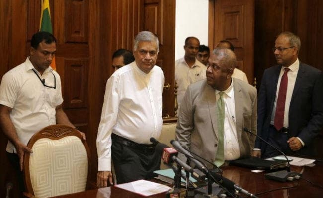 विक्रमसिंघे को बर्खास्त करने के खिलाफ श्रीलंका में प्रदर्शन, रैली