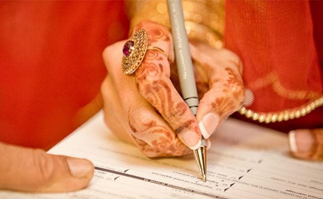 पत्नी को मायके भेज 4 बच्चों के बाप ने 18 वर्षीय युवती से रचायी शादी, पूर्व पत्नी पहुंची थाने