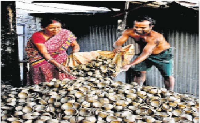 दीये के प्रकाश से जगमगा रही है कुम्हारों की जिंदगी, चाइनीज लाइट और मोमबत्ती की मांग में उछाल