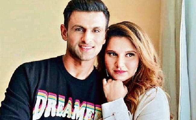 रेस लगा रहे थे सानिया मिर्जा के पति शोएब मलिक, कार घुस गई ट्रक के नीचे, बाल-बाल बची जान,देखें VIDEO