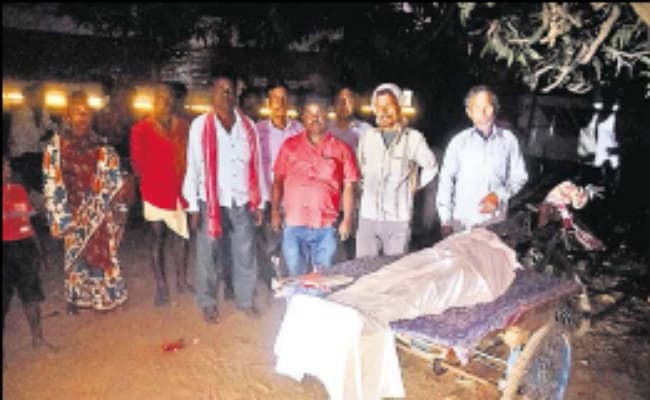 सारठ सीएचसी ने नहीं दिया एंबुलेंस, ठेला से मृत मां का शव लाया थाने, देर होने से नहीं हो सका पोस्टमार्टम