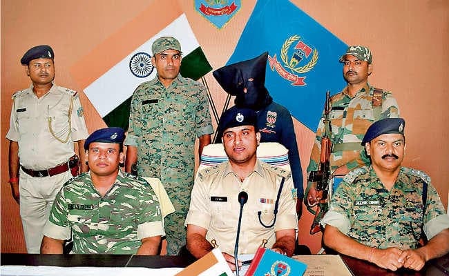 हार्डकोर नक्सली चरका मांझी गिरफ्तार गिरिडीह : नक्सली संगठन भाकपा माओवादी के हार्डकोर नक्सली चरका मांझी उर्फ कल्लू मरांडी को सोमवार को पुलिस ने गिरफ्तार किया है. वह पीरटांड़ थाना इलाके के झरहा देवनडीह