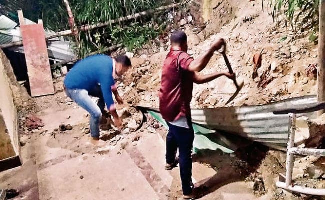 रांची : न पोस्टर, न बैनर, नि:स्वार्थ भाव से पहाड़ी मंदिर की मरम्मत में जुटा है युवाओं का दल, प्रभात खबर लगातार उठा रहा मुद्दा