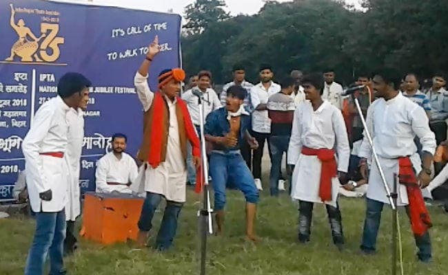 IPTA@75 : नुक्कड़ नाटक के जरिये कलाकारों ने वर्तमान राजनीति पर किया प्रहार, देखें वीडियो