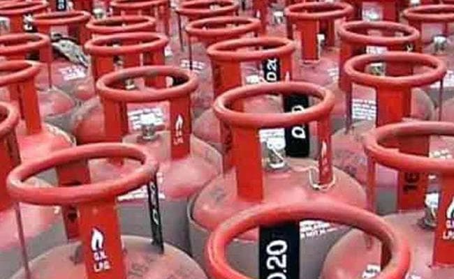 सब्सिडीयुक्त रसोई गैस सिलेंडर तीन रुपये और बिना सब्सिडी वाला सिलेंडर 60 रुपये महंगा