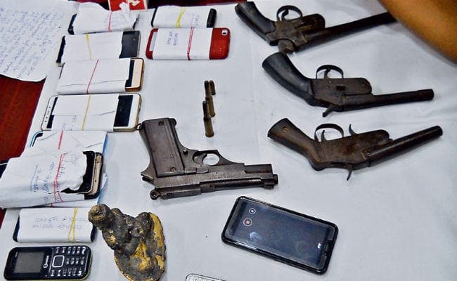 सीवान : बुद्ध की सोने की मूर्ति के साथ 14 बदमाश धराये