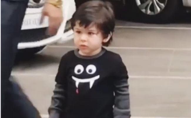 VIDEO: करीना-सैफ की तरह पोज देना सीख गये हैं तैमूर, यकीन न हो तो देख लिजिये