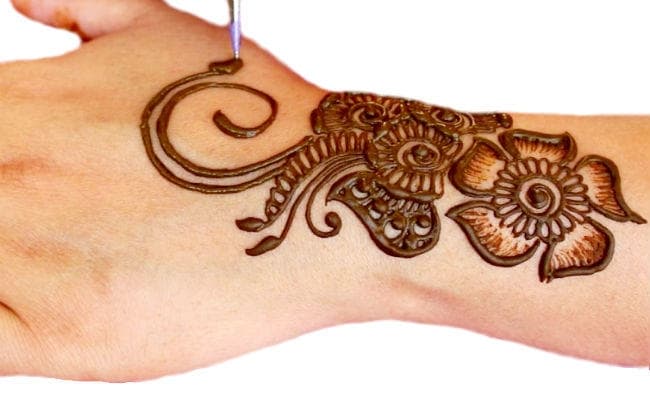 प्रेमी के घर धरने पर बैठी प्रेमिका को पंचायत ने दिलाया न्याय, बहू के रूप में परिजनों से स्वीकारा, अब होगी शादी