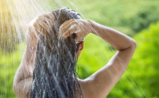 सर्दियों में ऐसे करें बालों की देखभाल