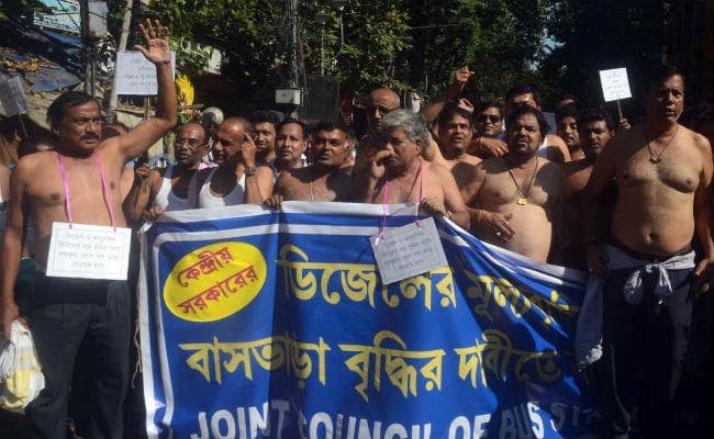 कोलकाता : अर्द्धनग्न होकर बस मालिकों ने कोलकाता में निकाला जुलूस