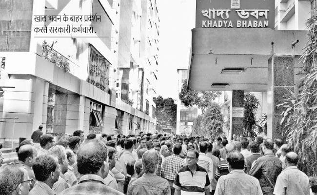 कोलकाता : छठे वेतन आयोग की समयसीमा बढ़ाने के खिलाफ फूटा गुस्सा, सरकारी कार्यालयों को घेरा