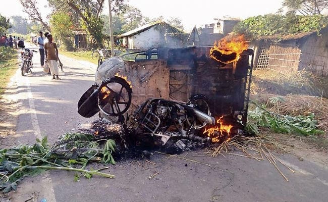 सीतामढ़ी : हत्या आरोपित के घर पर हमला, बाइक-ऑटो फूंके