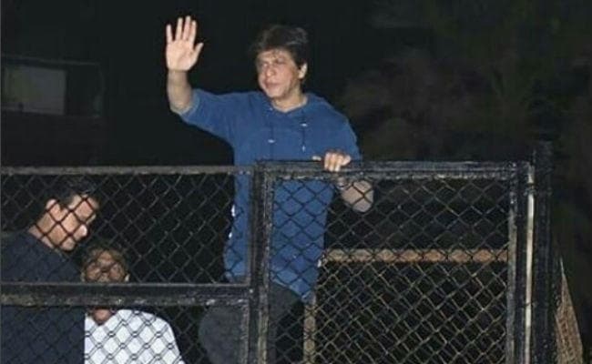 जब आधी रात को ''मन्‍नत'' से बाहर निकले किंग खान, फैंस ने कहा- हैप्‍पी बर्थडे शाहरुख...