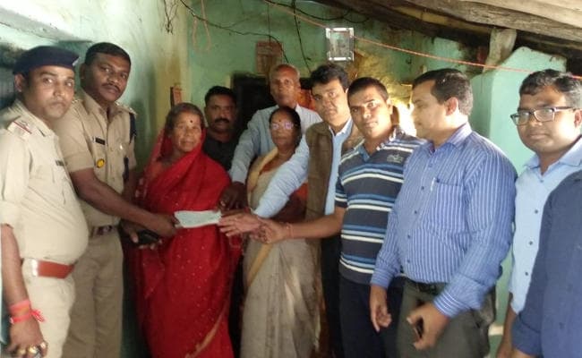 तीर्थाटन पर गये मृतक के परिजन को प्रशासन ने दिये एक लाख रुपये