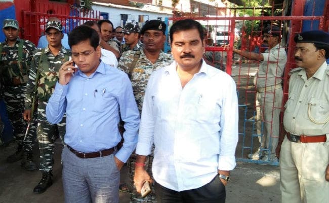 मंडल कारा में आपस में भिड़े कैदी, छत से कैदी को फेंके जाने की सूचना पर पहुंचे अधिकारी, देखें वीडियो