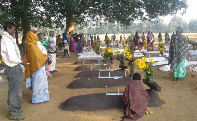 गुमला : मृत आत्माओं को याद करने का दिन है कब्र पूजा