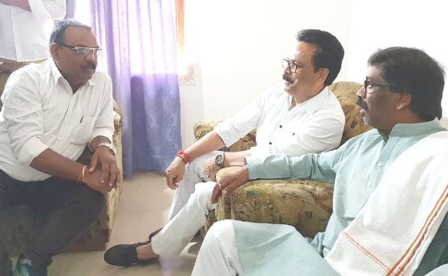 लोहरदगा में बिफरे हेमंत सोरेन, परिवारवाद पर बोले : शेर का बच्चा शेर ही होगा