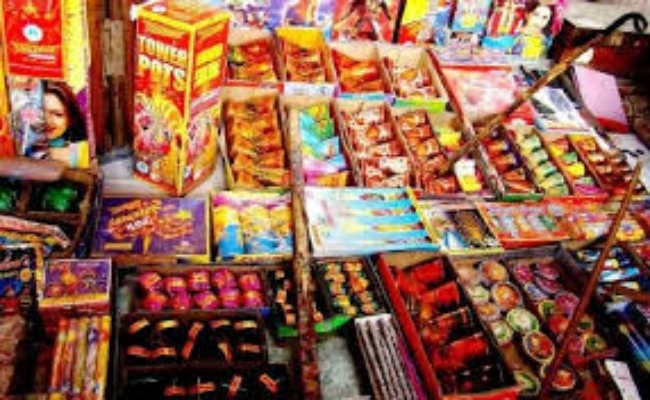 पश्चिम दरवाजा से लेकर मच्छरहट्टा तक सजी पटाखों की अवैध दुकानें