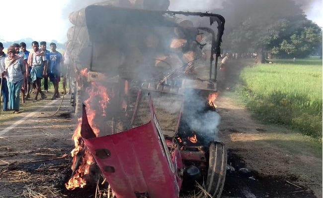 ट्रैक्टर से कुचलकर छात्रा की मौत, मौके पर पहुंचे थानेदार जान बचाकर भागे, लोगों ने ट्रैक्टर को फूंका