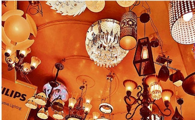 डेकोरेटिव लाइट: सज गया है दिवाली का बाजार, झूमर, वॉल लाइट और लड़ियां मोह रही मन