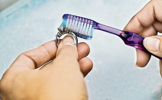 ठगों से बचें घरेलू महिलाएं, जानें कैसे खुद करें गहनों की सफाई