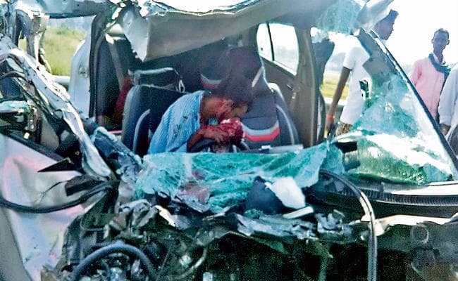 रांची : पेटरवार में बस-कार की टक्कर में महिला की मौत, पांच जख्मी