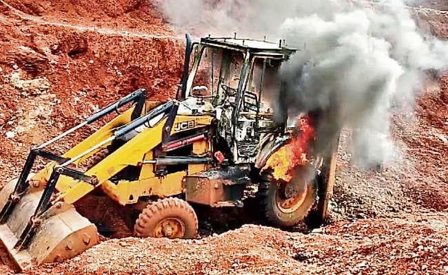 बड़कागांव में उग्रवादियों ने जेसीबी व चार वाहन फूंके