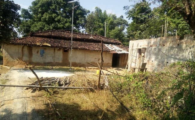 गुमला : शहीद के घर में शौचालय नहीं, खेत में जाने को मजबूर हैं परिजन