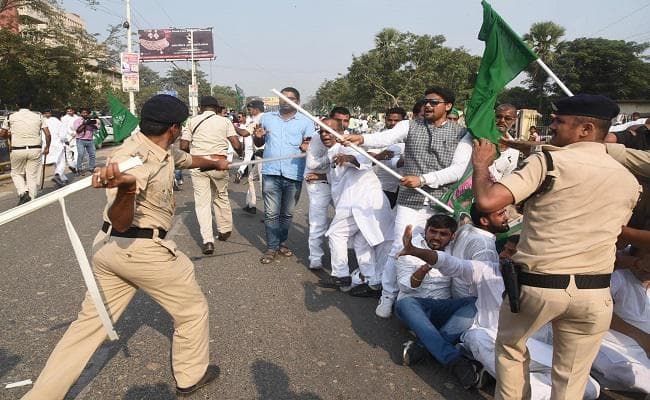 पटना : RJD के राजभवन मार्च में लाठीचार्ज, बोले तेजस्वी- लाठीचार्ज करने की कोई जरूरत नहीं थी