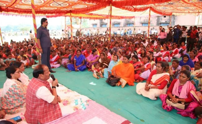 ग्राम चौपाल में CM रघुवर का ऐलान – महिला शक्ति को राज्य की शक्ति बनाना है