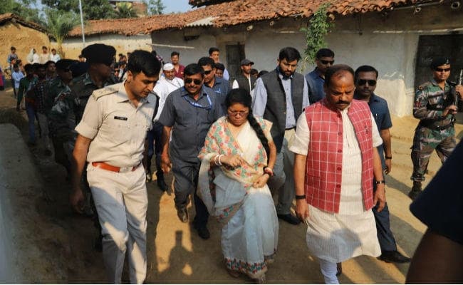 मुख्‍यमंत्री रघुवर ने दिया वीर बुधु भगत के कच्चे मकान को पक्का बनाने का दिया निर्देश