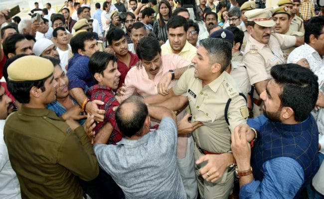 VIDEO : ''सिग्नेचर'' पर संग्राम, भिड़े भाजपा और ''आप'' समर्थक, मनोज तिवारी से धक्कामुक्की
