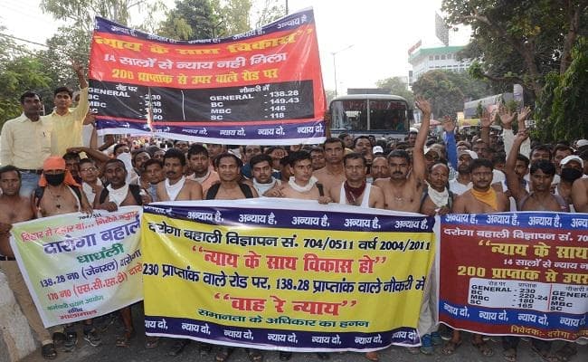 बिहार : दारोगा अभ्यर्थियों ने पटना में पैदल मार्च कर किया अर्ध नग्न प्रदर्शन