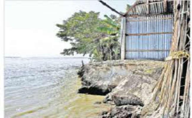 तीस्ता के कटाव से पीड़ित ले रहे बांध पर शरण, डांगापाड़ा के 100 परिवार बेघर