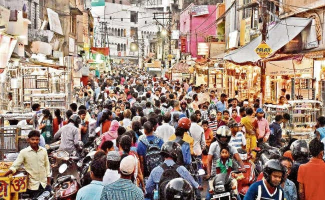 दीपावली की खरीदारी से बाजार गुलजार, बिजली की झालरों व प्लास्टिक के फूलों की खास मांग