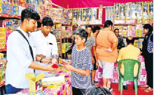 धनतेरस के पहले बाजी बाजार में उमड़ी भीड़, महानगर में विभिन्न जगहों पर पांच बाजी बाजार लगे हुए हैं