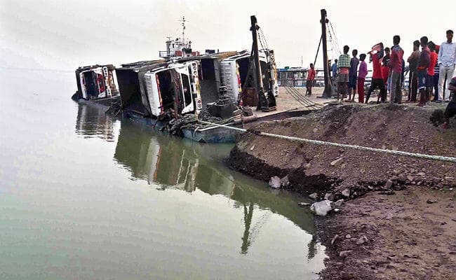 साहिबगंज : समदा घाट में एलसीटी से पलटा आठ हाइवा, दो डूबने की आशंका