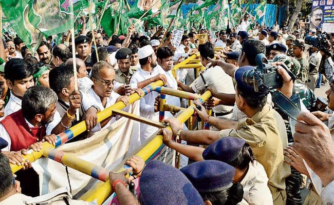 पटना : कार्यकर्ताओं पर पुलिस ने बरसायीं लाठियां, धरने पर बैठ गये तेजस्वी