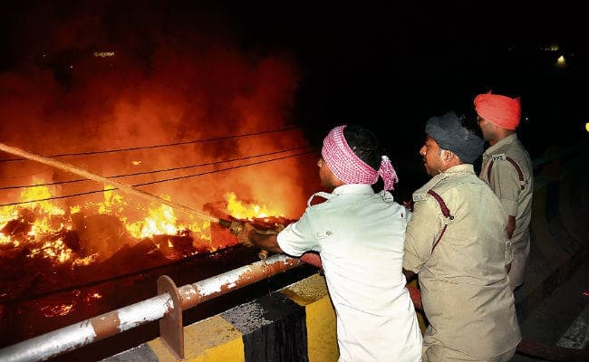 पटना : गोशाला में जल रहे क्वायल से लगी आग फल, रुई गोदाम समेत 25 आशियाने जले