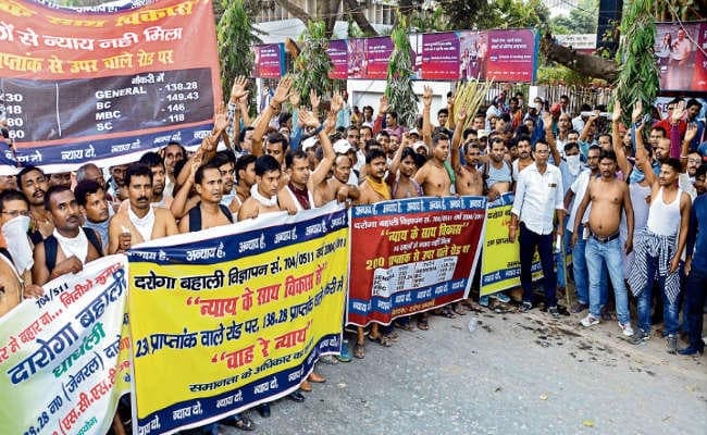 पटना : दारोगा अभ्यर्थियों ने किया अर्ध नग्न प्रदर्शन