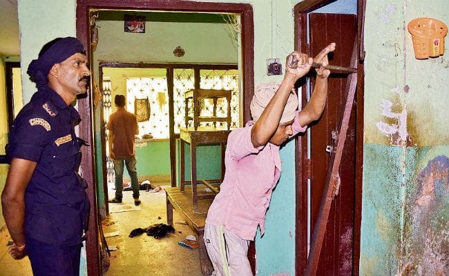 तबरेज हत्याकांड : बिल्ला व फारूक के घरों की संपत्ति हुई कुर्क