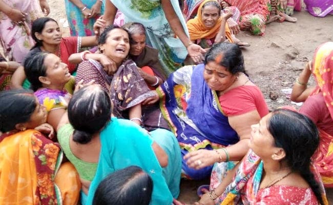 जुआरियों को पकड़ने गयी पुलिस की पब्लिक से भिड़ंत, पुलिस को बनाया बंधक, पुलिस फायरिंग में युवक की मौत, देखें वीडियो