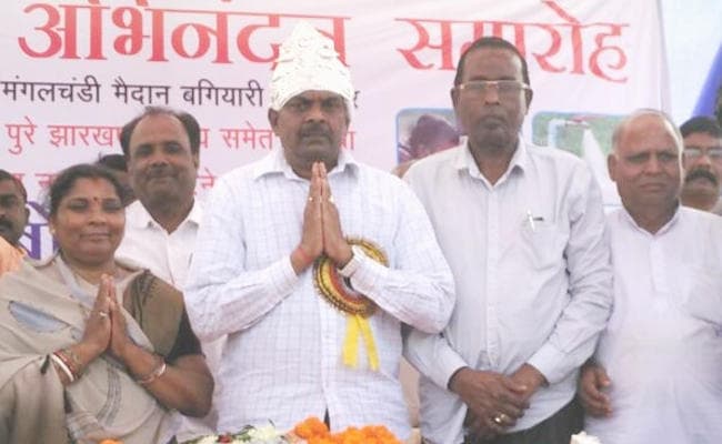 कसमार में डॉ लंबोदर महतो का नागरिक अभिनंदन, चांदी का मुकुट पहनाया