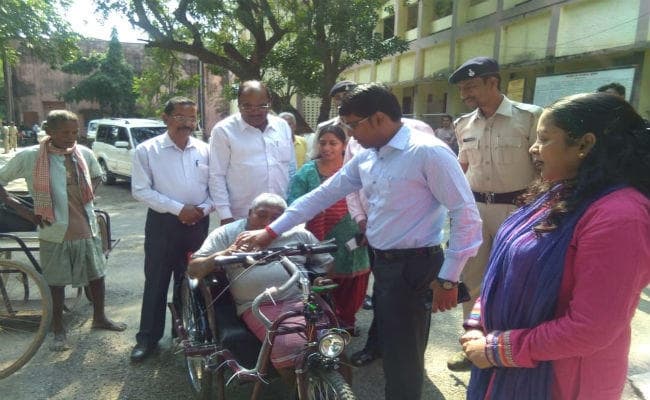 गुमला : दो माह बाद सीएम के निर्देश पर दिव्यांग को मिली बैटरी रिक्शा