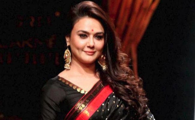 VIDEO: लीजिए, दिवाली की मिठाइयां अभी से पचाने लगीं प्रीति जिंटा...!