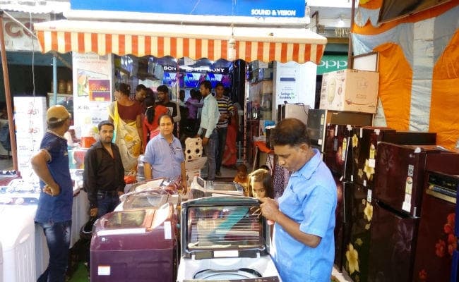 सिमडेगा : धनतेरस पर 6 करोड़ का कारोबार, वाहन, जेवरात और इलेक्ट्रॉनिक सामान की जमकर खरीदारी