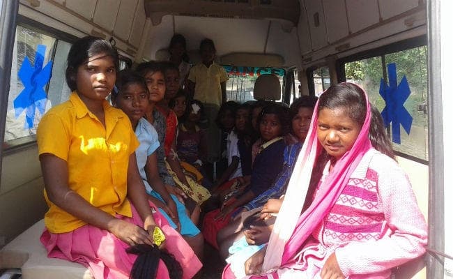 गुमला : बिशुनपुर में धतूरा खाने से 21 छात्राएं बीमार, छह की हालत गंभीर