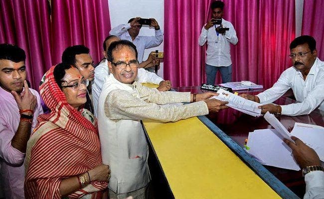 CM शिवराज ने अपनी परंपरागत सीट बुधनी से भरा नामांकन पत्र