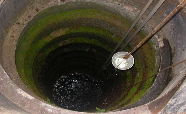 पति के चांटा मारने से गुस्सायी पत्नी ने ढाई वर्षीया बच्ची को कुएं में फेंका, मौत