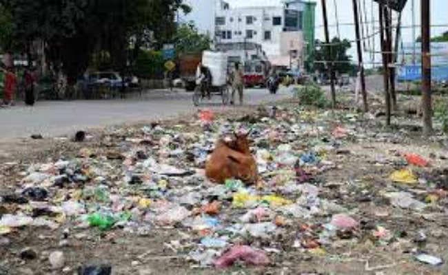 पर्व में भी पसरी गंदगी , डस्टबीन में ही जल रहा कचरा, हवा हो रही जहरीली, कचरे व जलने की गंध से लोग परेशान